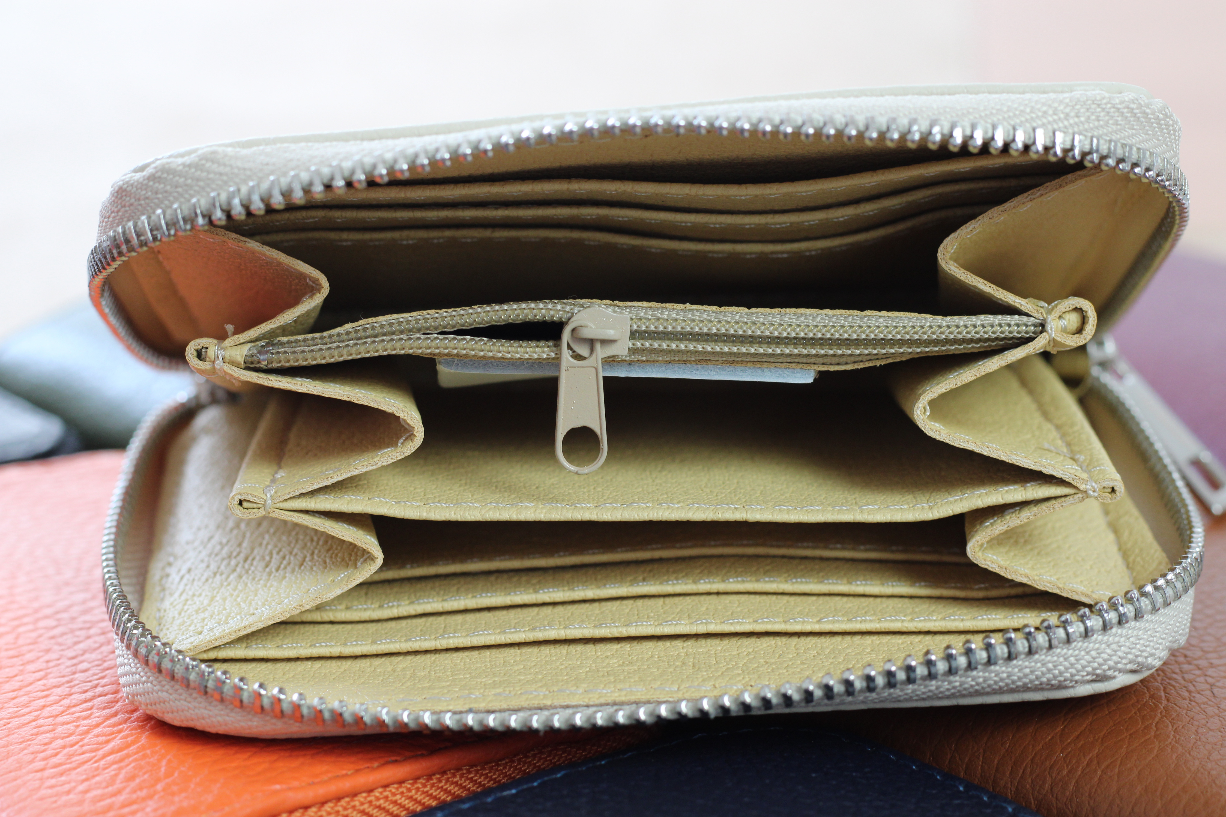 Small zip-around wallet in seta leather cream – Serapian Boutique Online